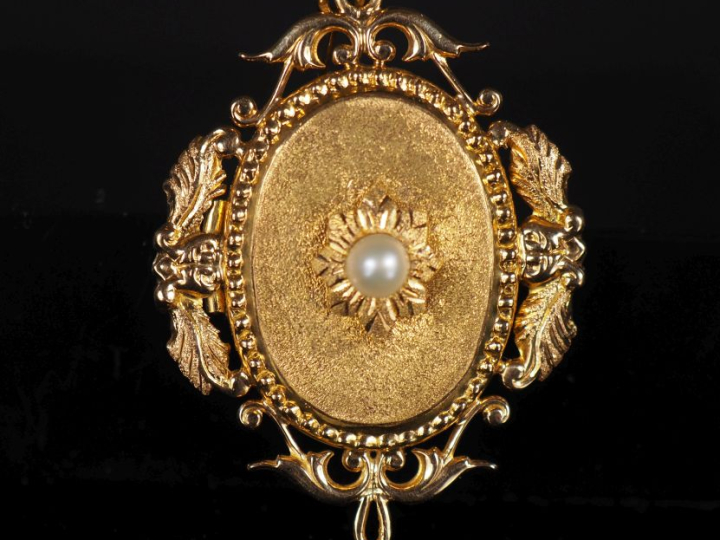 Pendentif porte photo Napoléon III en or et perle, décor ajouré de fle