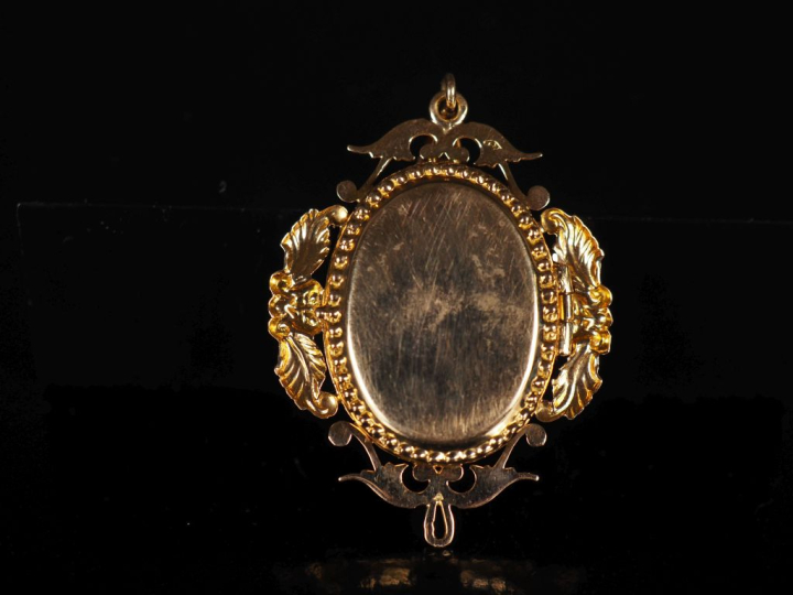 Pendentif porte photo Napoléon III en or et perle, décor ajouré de fle