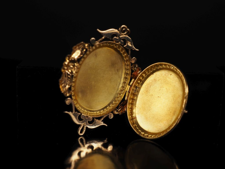 Pendentif porte photo Napoléon III en or et perle, décor ajouré de fle