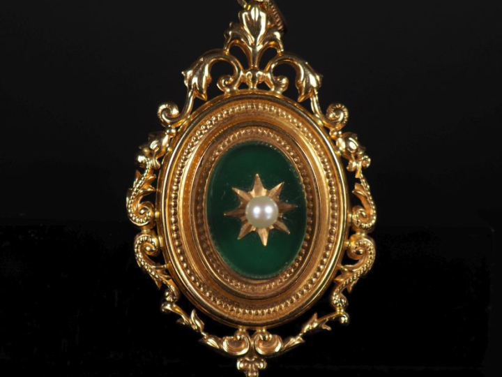 Pendentif porte photo Napoléon III en or 750, pierre dure et perle, dé