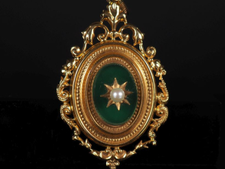 Vente aux enchères Pendentif porte photo Napoléon III en or 750, pierre dure et perle, dé