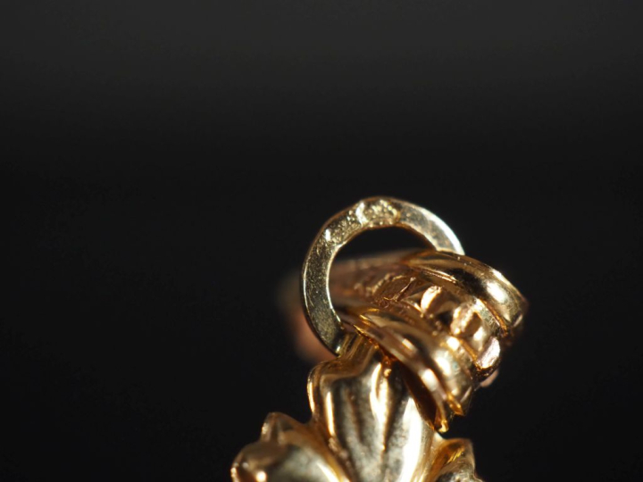 Pendentif porte photo Napoléon III en or 750, pierre dure et perle, dé