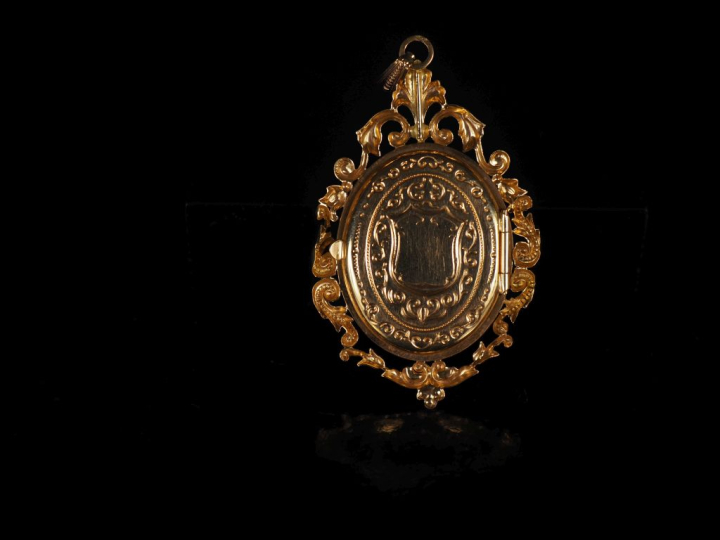 Pendentif porte photo Napoléon III en or 750, pierre dure et perle, dé