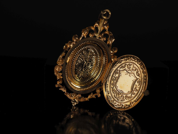 Pendentif porte photo Napoléon III en or 750, pierre dure et perle, dé