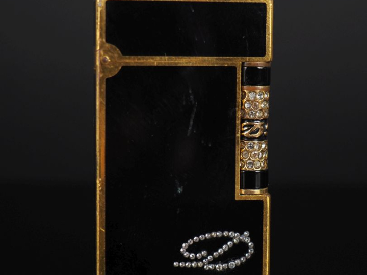 DUPONT.  Briquet en laque de Chine, métal doré et pierres fantaisie  S