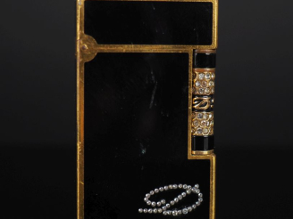 Vente aux enchères DUPONT.  Briquet en laque de Chine, métal doré et pierres fantaisie  S