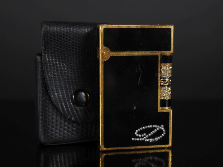 DUPONT.  Briquet en laque de Chine, métal doré et pierres fantaisie  S