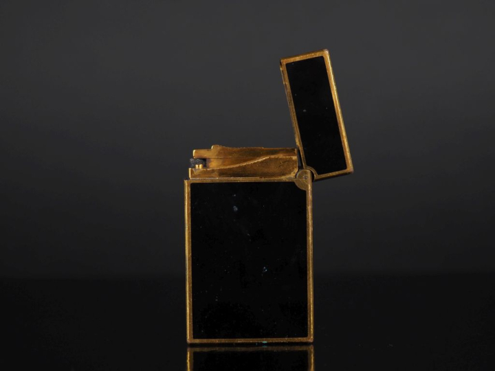 DUPONT.  Briquet en laque de Chine, métal doré et pierres fantaisie  S