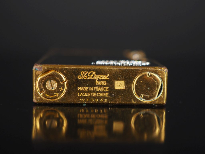 DUPONT.  Briquet en laque de Chine, métal doré et pierres fantaisie  S