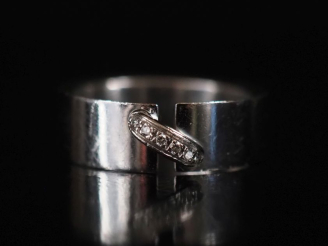 Vente aux enchères CHAUMET.  Bague en or blanc, ligne de petits diamants, modèle "lien" P