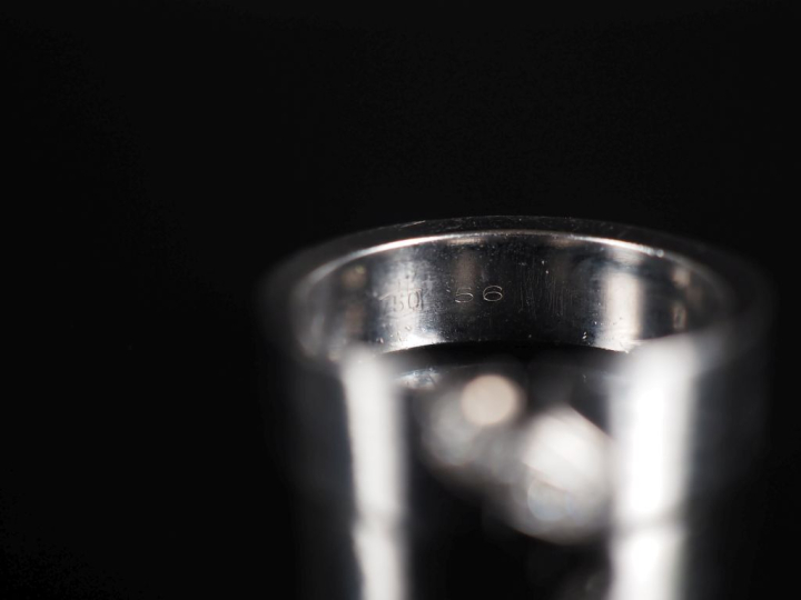 CHAUMET.  Bague en or blanc, ligne de petits diamants, modèle "lien" P