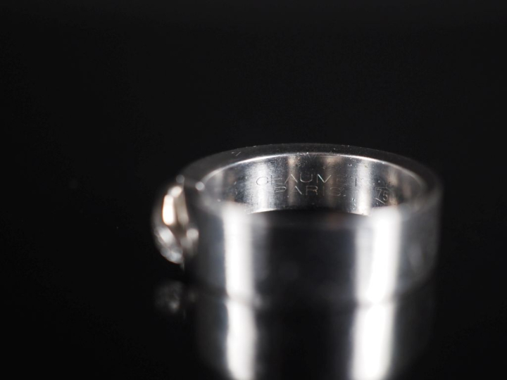 CHAUMET.  Bague en or blanc, ligne de petits diamants, modèle "lien" P