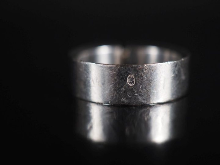 CHAUMET.  Bague en or blanc, ligne de petits diamants, modèle "lien" P