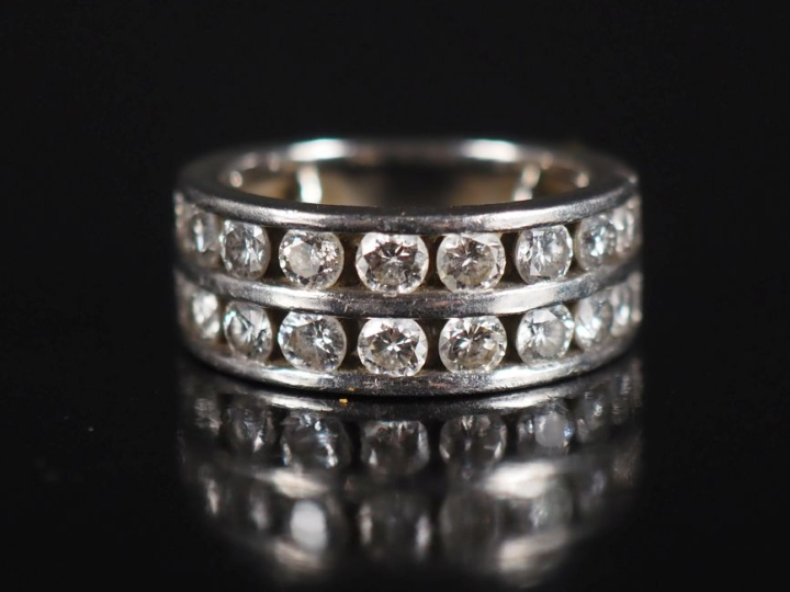 Bague en platine, deux lignes de 9 diamants Poids tel : 11,55 g   