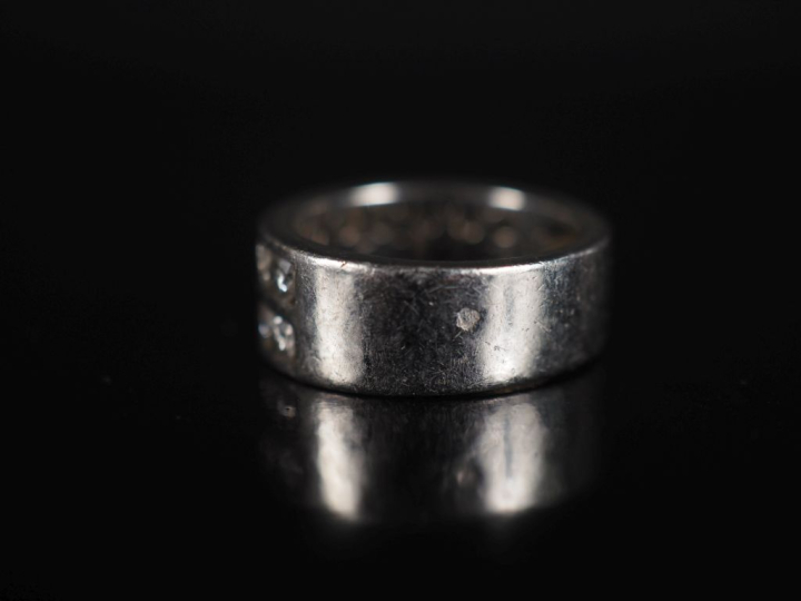 Bague en platine, deux lignes de 9 diamants Poids tel : 11,55 g   