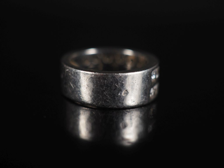 Bague en platine, deux lignes de 9 diamants Poids tel : 11,55 g   
