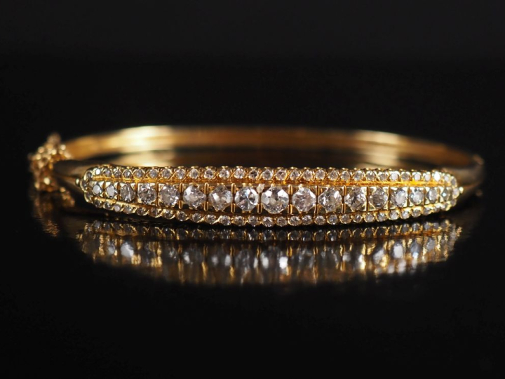 Bracelet Napoléon III en or 750, ligne principale de 17 diamants flanq