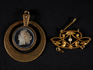 Vente aux enchères Pendentif de style Empire à pendeloque, en or 750 et camée en pierre d