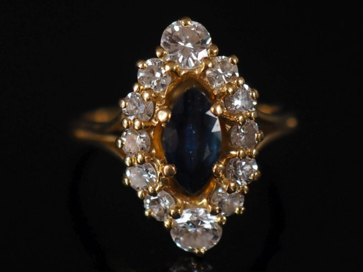 Bague en or 750, saphir de forme navette entouré de 12 diamants Poids 