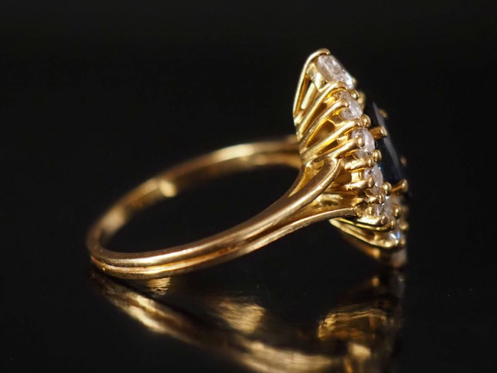 Bague en or 750, saphir de forme navette entouré de 12 diamants Poids 