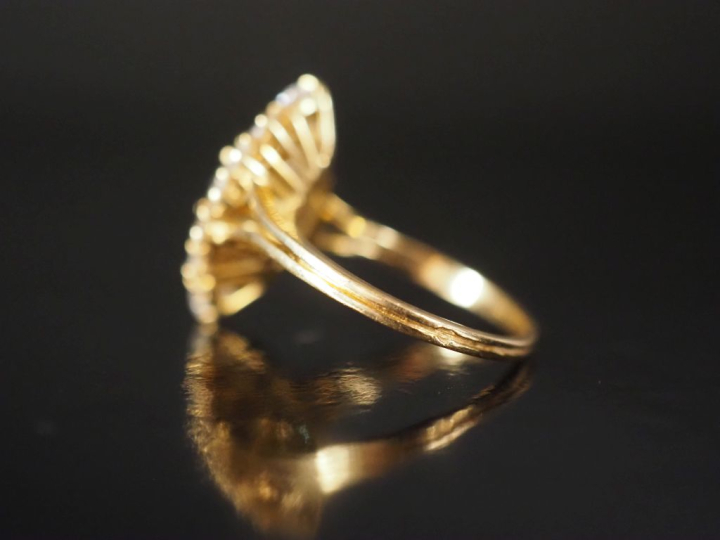 Bague en or 750, saphir de forme navette entouré de 12 diamants Poids 