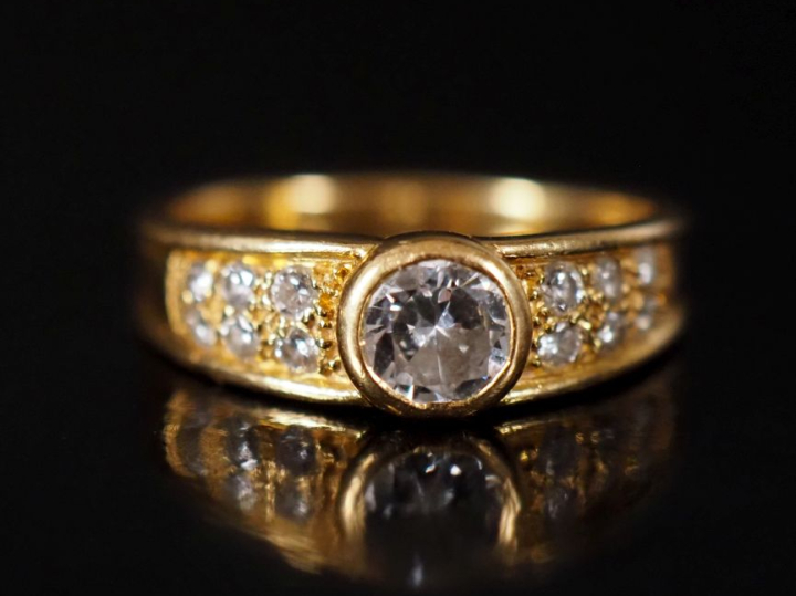 Bague jonc en or 750, diamant central de taille ancienne entouré de de