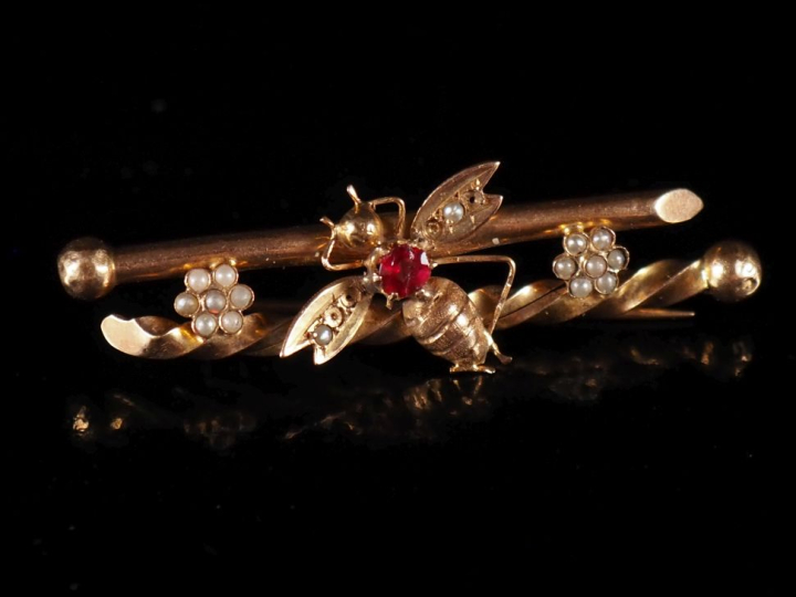 Broche Napoléon III en or 750, perles et pierre rouge, en forme d'abei