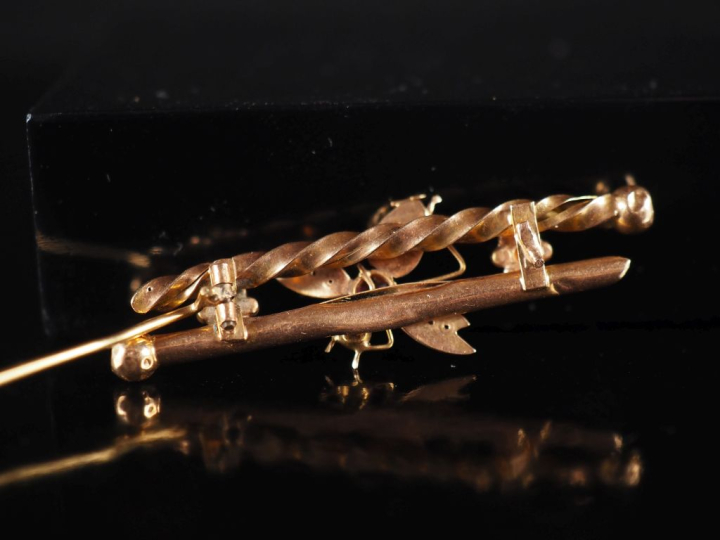 Broche Napoléon III en or 750, perles et pierre rouge, en forme d'abei