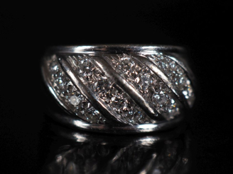 Vente aux enchères Bague jonc en or blanc 750, quatre lignes obliques de 4 diamants Poids