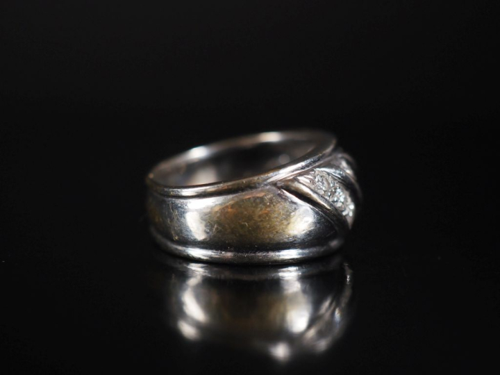 Bague jonc en or blanc 750, quatre lignes obliques de 4 diamants Poids