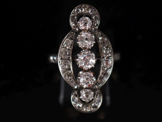 Vente aux enchères Bague marquise en or jaune fin XIXème début XXème, ornée d'une ligne d