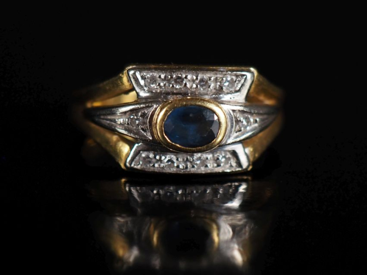 Bague de style Art Déco en or 750, saphir ovale entouré de roses Poids