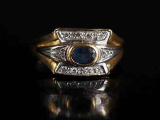 Vente aux enchères Bague de style Art Déco en or 750, saphir ovale entouré de roses Poids