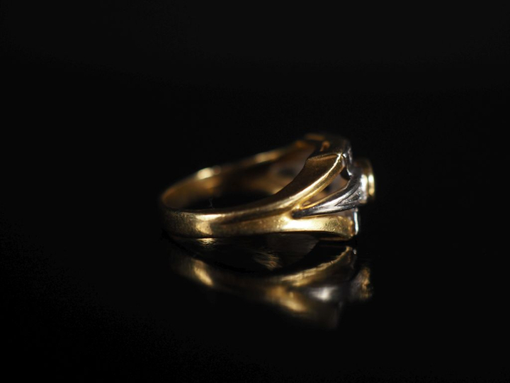 Bague de style Art Déco en or 750, saphir ovale entouré de roses Poids