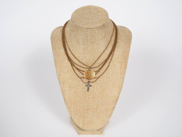 Collier draperie cinq rangs en or 750 orné en son centre d'un médaillo