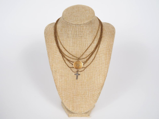 Vente aux enchères Collier draperie cinq rangs en or 750 orné en son centre d'un médaillo