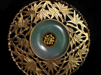 Vente aux enchères Pendentif indochinois en or 750 et jadéite, décor ajouré de bambou Poi