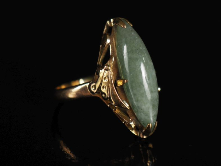 Bague marquise indochinoise en or 750 et jadéite  Poids tel : 3,75 g  