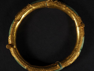 Vente aux enchères Bracelet indochinois en or 750 et jadéite  Poids tel : 35,20 g  (cassé