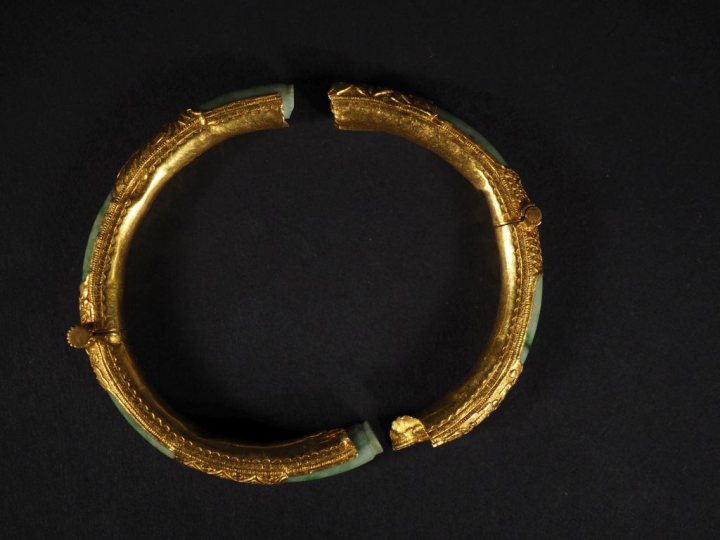 Bracelet indochinois en or 750 et jadéite  Poids tel : 35,20 g  (cassé