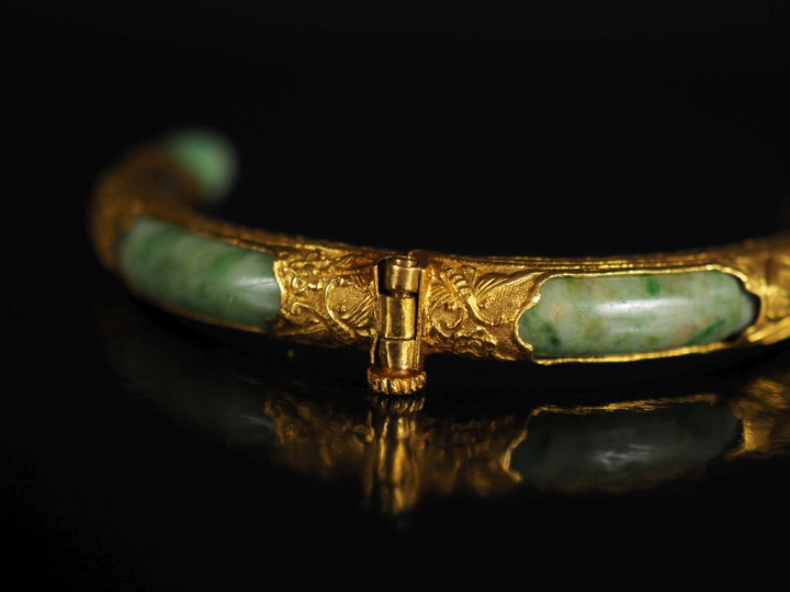 Bracelet indochinois en or 750 et jadéite  Poids tel : 35,20 g  (cassé