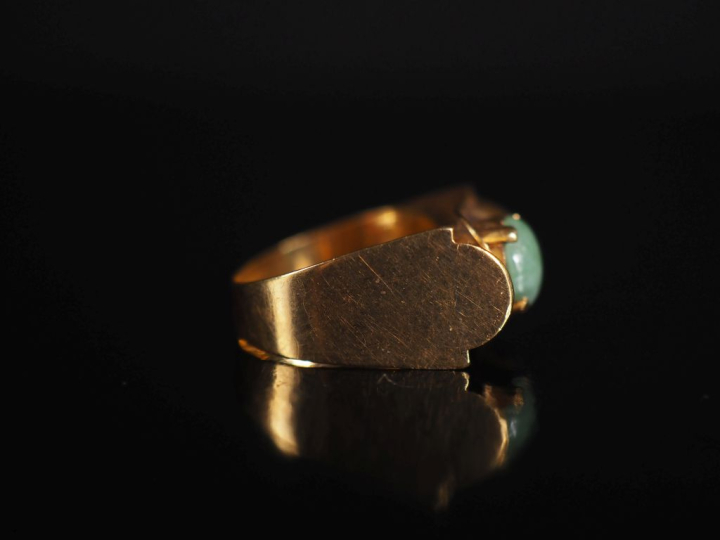 Bague 1940 en jadéite et or 750 Poids tel : 4,50 g   