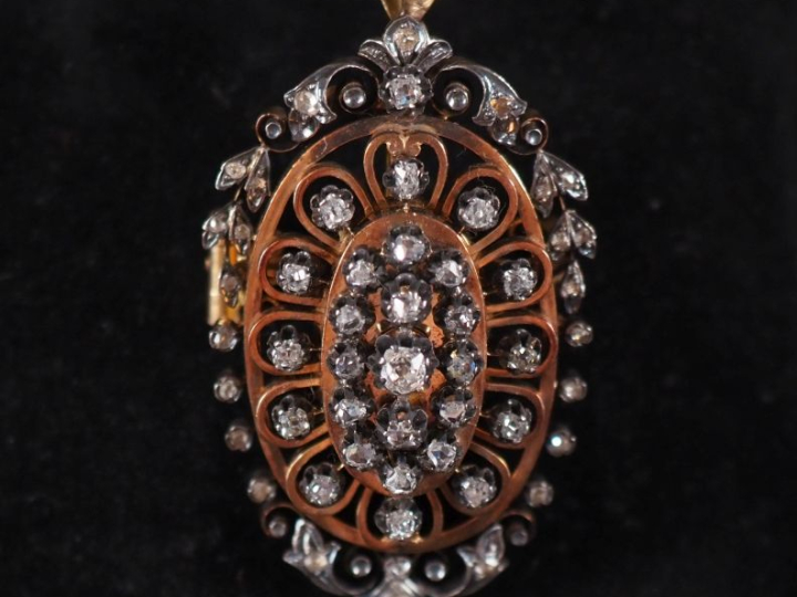 Broche Napoléon III de style Louis XVI en or et vermeil , élégante mon