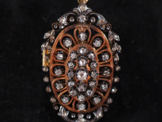 Vente aux enchères Broche Napoléon III de style Louis XVI en or et vermeil , élégante mon