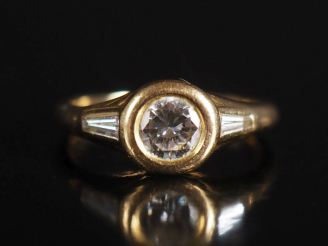 Vente aux enchères Bague de forme solitaire en or jaune 750, sertie en son centre d'un di