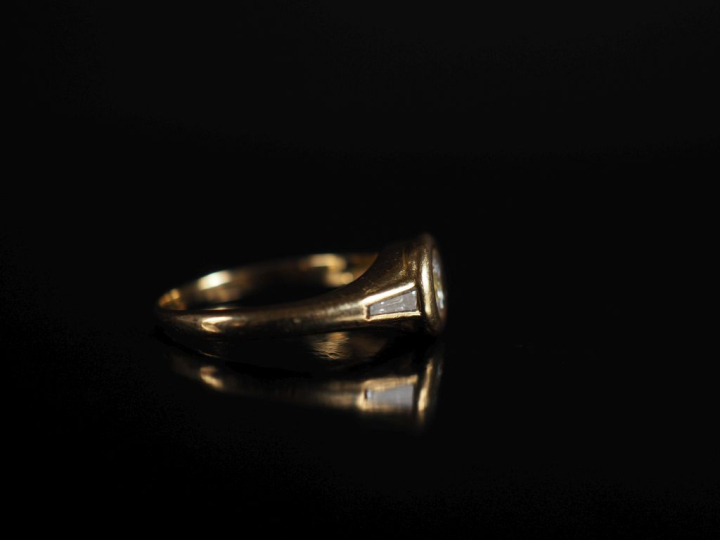 Bague de forme solitaire en or jaune 750, sertie en son centre d'un di