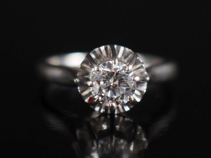 Bague de forme solitaire en or blanc 750, sertie en son centre d'un di