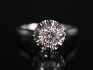 Vente aux enchères Bague de forme solitaire en or blanc 750, sertie en son centre d'un di