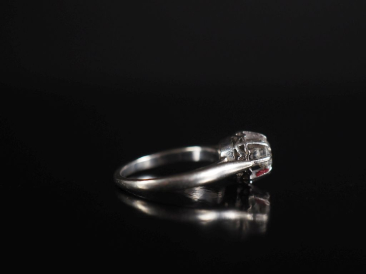 Bague de forme solitaire en or blanc 750, sertie en son centre d'un di