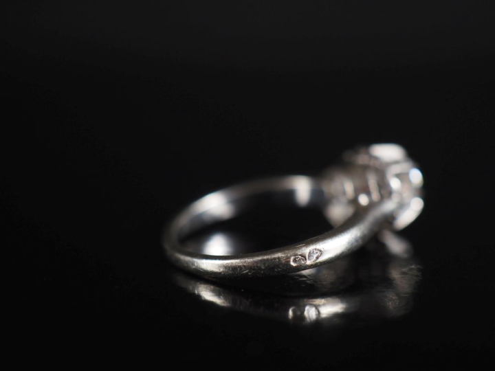 Bague de forme solitaire en or blanc 750, sertie en son centre d'un di